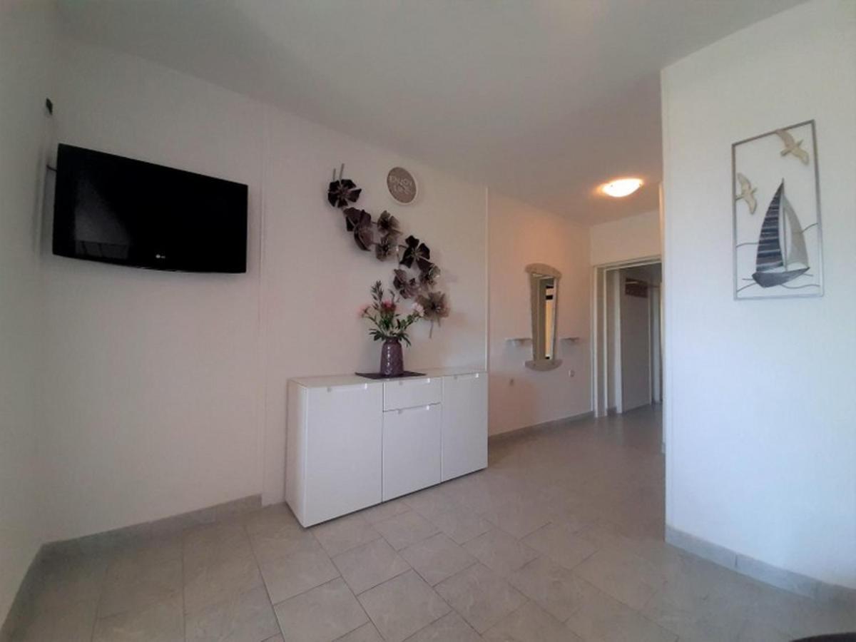 Apartments Nada Krk Town Exterior photo